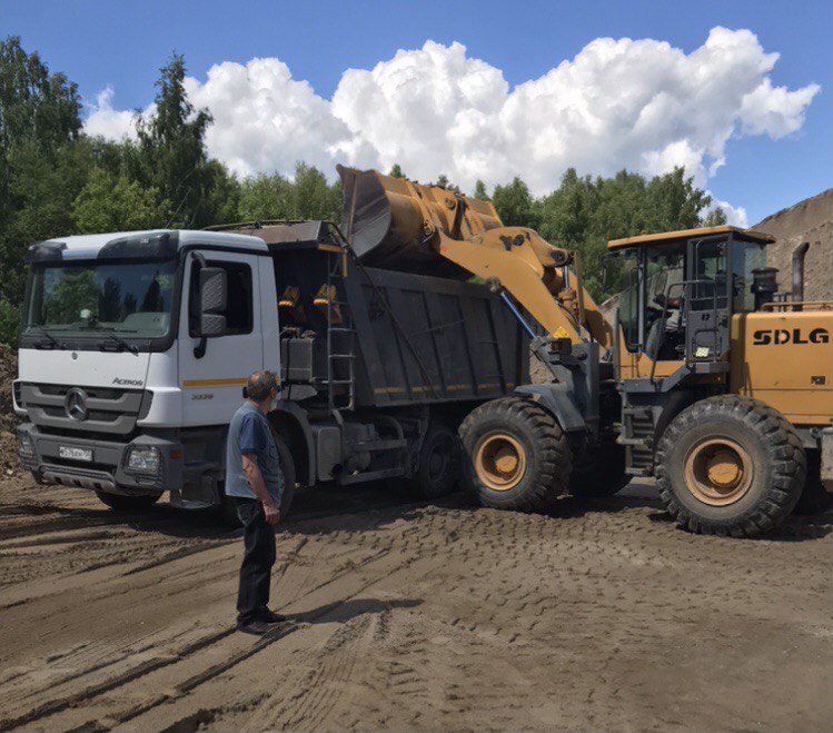Загрузка карьерного песка в Mercedes Actros